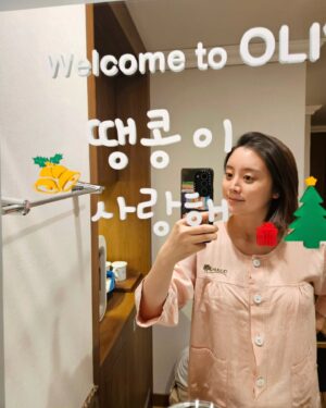 Woo Hye-rim Instagram - 아주 먼 얘기 같았던 출산과 조리원 생활이 어느덧 끝나고 시안이와 집으로 갑니다.🥹 

2주 동안 조리원에서 잘 먹고 잘 쉬고 모유 수유에 대해 많이 배우고 몸조리 잘하고 가요~

올리비움 산후조리원 식구들 너무 감사합니다. 신생아실 선생님들 새벽까지 24시간 사랑으로 아기들 돌봐주시고 예뻐해 주셔서 감사합니다🙏💕 

올 크리스마스를 이곳에서 보내서 더 오래 기억에 남을 것 같아요 ㅎㅎ 

PS: 남편이 옆에 있어주는 것만으로 마음에 정말 큰 위로가 되더라고요! 고마워 남편 @shinmincheol 우리 네 식구의 새로운 시작! 잘해보자!! :) 

2주 동안 고마웠어요~안녕! 👋 

#산후조리원 #출산일기 #육아일기 @olivium_korea