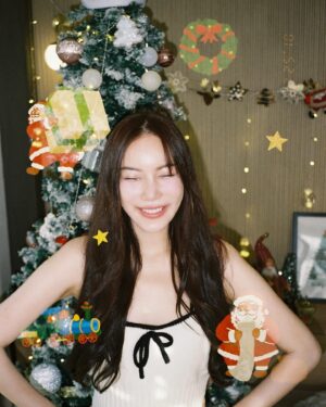Worranit Thawornwong Instagram - Reindeer kisses and Christmas wishes. 🦌💋
