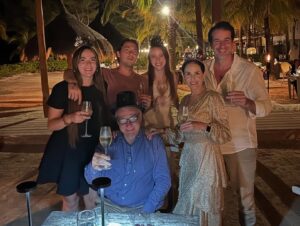Ximena Herrera Instagram - Agradecida con la vida. 🙏🙏

Empezando el año con mi familia, mi mejor amigo, con salud y con muchos sueños por cumplir. 

Gracias a todos por sus felicitaciones y sus buenas vibras… aunque sean virtuales, los recibo con el corazón abierto y deseo que la vida les devuelva el doble. 🎇🎇🙌✨