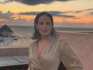 Ximena Herrera Instagram - Agradecida con la vida. 🙏🙏

Empezando el año con mi familia, mi mejor amigo, con salud y con muchos sueños por cumplir. 

Gracias a todos por sus felicitaciones y sus buenas vibras… aunque sean virtuales, los recibo con el corazón abierto y deseo que la vida les devuelva el doble. 🎇🎇🙌✨