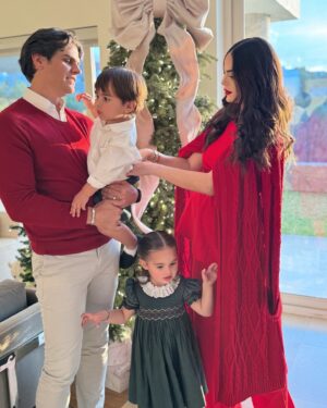 Ximena Navarrete Instagram - Mejor regalo de Navidad ….. imposible ! Los amo … feliz Navidad de parte de nuestra familia para la de todos ustedes 🎄🎁🎅🏼❄️