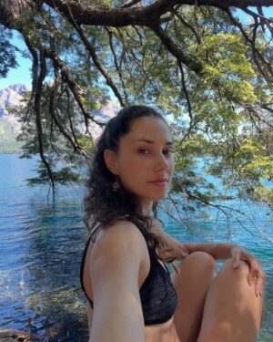 Ximena Romo Instagram - BARILOCHE 🫀🌬️💧🏔️🌲
La niña jugó a ser libre. El viento la cuidó, se bañó y tomó agua de cuanto lago y río encontró, y los árboles le hablaron. 
¿Sola? Conmigo.