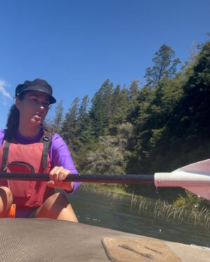 Ximena Romo Instagram - BARILOCHE 🫀🌬️💧🏔️🌲
La niña jugó a ser libre. El viento la cuidó, se bañó y tomó agua de cuanto lago y río encontró, y los árboles le hablaron. 
¿Sola? Conmigo.