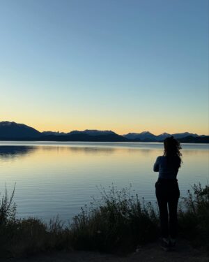 Ximena Romo Instagram - BARILOCHE 🫀🌬️💧🏔️🌲
La niña jugó a ser libre. El viento la cuidó, se bañó y tomó agua de cuanto lago y río encontró, y los árboles le hablaron. 
¿Sola? Conmigo.