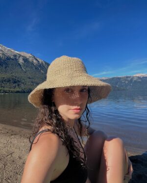 Ximena Romo Instagram - BARILOCHE 🫀🌬️💧🏔️🌲
La niña jugó a ser libre. El viento la cuidó, se bañó y tomó agua de cuanto lago y río encontró, y los árboles le hablaron. 
¿Sola? Conmigo.
