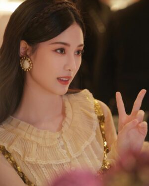 Xu Yiyang Instagram - Holiday season around the corner! @maisonvalentino
#ValentinoAvantLesDébuts
#VALENTINOGARAVANI
#VivaSuperstarBag
#VainBag