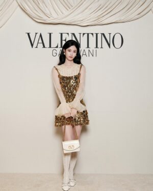 Xu Yiyang Instagram - Holiday season around the corner! @maisonvalentino
#ValentinoAvantLesDébuts
#VALENTINOGARAVANI
#VivaSuperstarBag
#VainBag