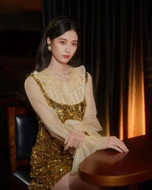 Xu Yiyang Instagram - Holiday season around the corner! @maisonvalentino
#ValentinoAvantLesDébuts
#VALENTINOGARAVANI
#VivaSuperstarBag
#VainBag