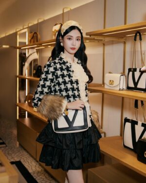 Xu Yiyang Instagram - Holiday season around the corner! @maisonvalentino
#ValentinoAvantLesDébuts
#VALENTINOGARAVANI
#VivaSuperstarBag
#VainBag