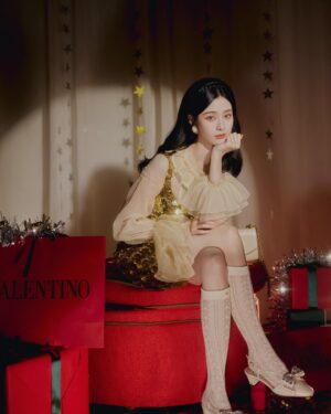 Xu Yiyang Instagram - Holiday season around the corner! @maisonvalentino
#ValentinoAvantLesDébuts
#VALENTINOGARAVANI
#VivaSuperstarBag
#VainBag