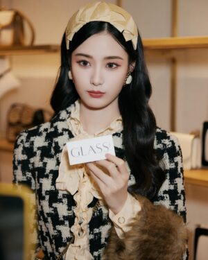 Xu Yiyang Instagram - Holiday season around the corner! @maisonvalentino
#ValentinoAvantLesDébuts
#VALENTINOGARAVANI
#VivaSuperstarBag
#VainBag