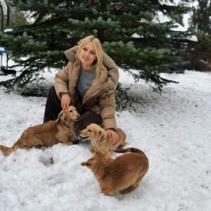 Yanina Studilina Instagram - Возможность выбрать родственника выпадает человеку только один раз в жизни – когда он заводит собаку (Марк Сигал)

У нас осталось 3 щенка , пишите на этот аккаунт, если хотите завезти друга @sky_tyku 

А за мое тепло и комфорт в прогулках спасибо ❄️ @stilnology ❄️

#stilnology #happynewyear