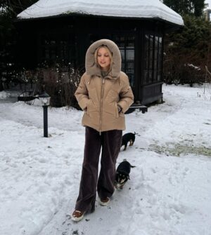 Yanina Studilina Instagram - Возможность выбрать родственника выпадает человеку только один раз в жизни – когда он заводит собаку (Марк Сигал)

У нас осталось 3 щенка , пишите на этот аккаунт, если хотите завезти друга @sky_tyku 

А за мое тепло и комфорт в прогулках спасибо ❄️ @stilnology ❄️

#stilnology #happynewyear