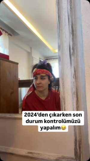 Yasemin Sakallıoğlu Instagram - Son kontrollerde yapıldıysa. Haydi gelsin 2025😂