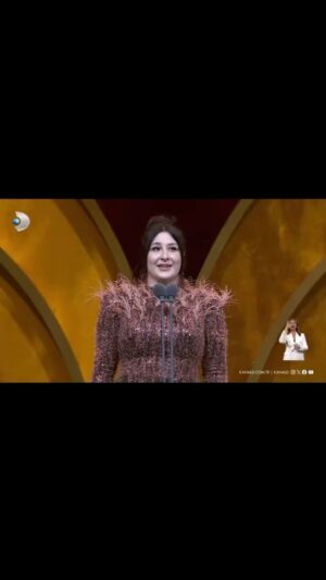 Yasemin Sakallıoğlu Instagram - Sonunda oldu. Artık bizim eve hepinizin sayesinde bir kelebek girdi😂❤️
Size ve benim hikayeler anlatmama sebep olan aileme en çokta eşime çok teşekkür ederim. Çünkü benim kocam olmak kolay değil😂🌹 Hakettiğim sürece daha niceleri olsun dilerim🌹