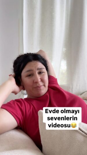 Yasemin Sakallıoğlu Instagram - Keşke evlerimizi cebimizde taşıyabilsek😂