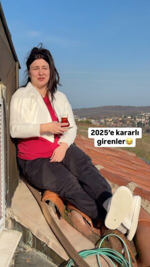 Yasemin Sakallıoğlu Instagram - 2025’te yeni karakterlerimiz hayırlı olsun😂