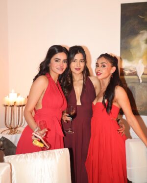 Yashaswinee Raje Singh Instagram - merry christmas from the girls & me 😚💃🏻❤️🎄💌