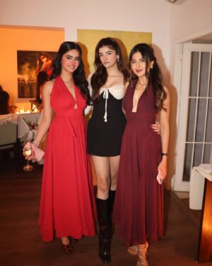 Yashaswinee Raje Singh Instagram - merry christmas from the girls & me 😚💃🏻❤️🎄💌