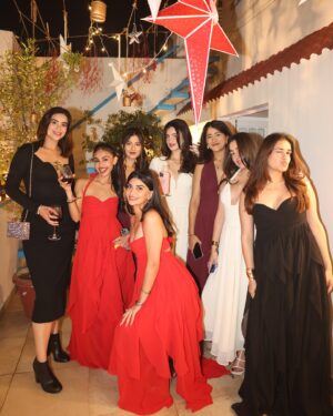 Yashaswinee Raje Singh Instagram - merry christmas from the girls & me 😚💃🏻❤️🎄💌