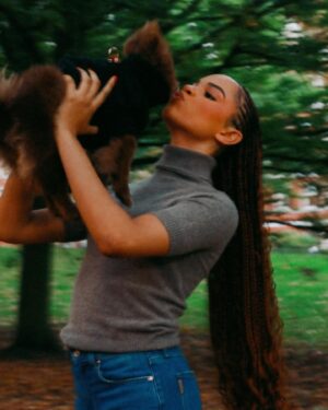 Yasmin Finney Instagram - In today’s edition of #10Things, spend a cozy fall day at home in London with actress @yazdemand (Yasmin Finney) reading scripts, strolling through the park with her dog Koko and making a warm cup of tea (with four scoops of sugar, no less). 🐾💗⁣
⁣
“My favorite thing about London would be the electricity I get from walking the streets and seeing everyone’s individuality,” says Yasmin. “I just feel like I fit in perfectly.”⁣
⁣
Yasmin, who plays the character Elle in “Heartstopper” on @netflixuk, also reflected on her experience filming Season 3, which released this week. “Being able to play the maturity that Elle has this season was so good — because I’m playing myself, basically. I’m kind of maturing with Elle every season.”