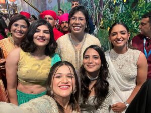 Yastika Bhatia Instagram - What a magical evening ✨😄 

#anantradhikawedding

Hair: @manemaniac_