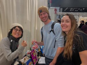Yasuko Mitsuura Instagram - 皆様のおかげで無事Makeit終わりました。日本人ベンダーさんらに助けられ、カナダ人ベンダーさんらとも仲良くなり、学園祭のようでした。53歳でこの感じを味わえるとは。
8月からぼちぼち作品、商品を作り始め、9.10.11月は日本で働きながら空き時間に作り、それでも足りず、12月は毎晩夜鍋しておりましたら、肩から顎まで痺れるようになりました。大変！！　が、非常に楽しかったです。マジで人に助けられて生きております。ありがてえ。幸せ者だとしみじみ思いました。買ってくださったお客様も、ほんとにありがとうございます。
お客様はカスタマーです。（清水ミチコさんより引用）。
色んなものをつくりましたが、カナダ人に1番人気は、犬の尻ブローチでした。
来年も参加するならば、生きとし生けるものの尻ブローチを作りたいと思います。
肩の痺れと相談します。

Thanks to everyone, I successfully wrapped up Makeit! I was supported by Japanese vendors, got along well with Canadian vendors, and the whole experience felt like a school festival. I never imagined I’d get to feel this way at the age of 53.

Since August, I gradually started making products, then spent September, October, and November working in Japan and using my free time to create more. Even so, it wasn’t enough, so in December, I pulled all-nighters every evening. As a result, I ended up with numbness from my shoulders to my jaw—yikes! But despite all that, I had a wonderful time.

I’ve truly been able to live thanks to the help of others. I’m so grateful and feel deeply fortunate. To the customers who bought my work, thank you so much.

I made a variety of things, but the most popular item among Canadians was the dog butt brooch. If I participate again next year, I’d like to make butt brooches of all living creatures—depending on how my shoulder feels!

@honeycanada @coconama_choco #makeit #needlefelting #yasuko