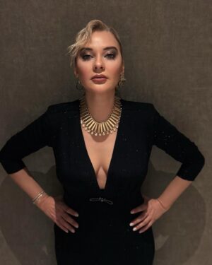 Yeliz Doğramacılar Instagram - #reklam 
Seren Şirketi’nin  Yıl sonu değerlendirme toplantısı ve 21. yıl gala gecesinin  sunumunu yapmaktan büyük bir mutluluk duydum. Bu özel projede yer almak, her detayıyla heyecan vericiydi!
Her şeyin kusursuz ilerlemesini sağlayan asistanım Elbi’ye @elbikayhan  ayrıca sonsuz teşekkürlerimi sunuyorum. Birlikte harika bir iş çıkardık! 🙌✨
Hem gece kıyafetimle hemde toplantı sunumlarımdaki kombinlerimle herzman yanımda olan @fountfashionbutik iyi ki varsın 🌺

📸 @elbikayhan 🙏🏽🍀

#sunum #sunuculuk #reklam #yelizdoğramacılar