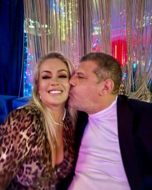 Yeliz Yeşilmen Instagram - Hoşgeldin 2025 başta sağlık ve huzur ,aşk para getir ♥️♥️♥️♥️♥️#yelizyeşilmen #instgram #instagood #fyp #kesfet #öneçıkar #2025