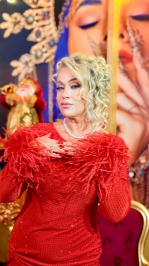 Yeliz Yeşilmen Instagram - Bir yaşımıza daha girdik çocuklarımla ailemle bir ömür boyu mutlu mesut huzurlu yaşamak dileğiyle en baştaki dileğim tabii ki sağlık çünkü dünyadaki en büyük zenginlik bir sağlık iki aile. Aile kavramı benim için çok önemli olduğundan ailemi hep bir arada tutuyorum.#yelizyeşilmen #happybirthday #instagram #öneçıkar #kesfet