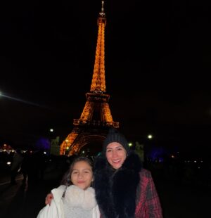 Yokasta Valle Instagram - 📍 París, Francia 🇫🇷

“Dicen que París es la ciudad del amor, pero también es una ciudad que inspira sueños y logros. Estar frente a la majestuosa Torre Eiffel un sueño de nuestra madre nos recuerda que todo es posible cuando trabajas duro y crees en ti mismo. 💪✨
Quién más sueña con visitar este lugar? Déjanos tus lugares favoritos en los comentarios para nuestra próxima aventura.”

#torreeiffel #francia #hermanasvalle #viajaresvivir #sueñosengrande