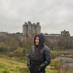 Yokasta Valle Instagram - Estoy en Irlanda, una tierra llena de historia y rodeada de gente trabajadora que ha luchado por lo suyo con orgullo. Aquí se respira tradición, desde los paisajes que parecen salidos de un cuento hasta historias que se remontan más de 5000 años atrás.

Caminar por estos lugares me recuerda la importancia de no rendirse, de trabajar con disciplina y de luchar por lo que uno sueña, tal como lo hacen los irlandeses. 🌍👊

¡Qué privilegio poder aprender de esta cultura tan rica y motivadora! 💚🍀

#irlanda #disciplina #historia 

I’m in Ireland, a land filled with history and surrounded by hardworking people who have fought for what they believe in with pride. Here, tradition is everywhere from landscapes that feel like they belong in a fairytale to stories that date back over 5,000 years.

Walking through these places reminds me of the importance of perseverance, hard work, and fighting for your dreams, just like the Irish do. 🌍👊

What a privilege it is to learn from such a rich and inspiring culture! 💚🍀

#ireland #discipline #history #fightforyourdreams