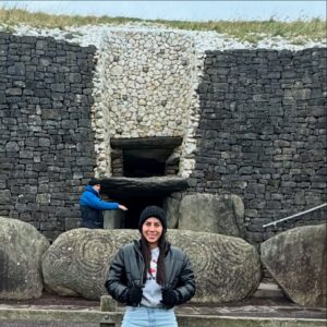 Yokasta Valle Instagram - Estoy en Irlanda, una tierra llena de historia y rodeada de gente trabajadora que ha luchado por lo suyo con orgullo. Aquí se respira tradición, desde los paisajes que parecen salidos de un cuento hasta historias que se remontan más de 5000 años atrás.

Caminar por estos lugares me recuerda la importancia de no rendirse, de trabajar con disciplina y de luchar por lo que uno sueña, tal como lo hacen los irlandeses. 🌍👊

¡Qué privilegio poder aprender de esta cultura tan rica y motivadora! 💚🍀

#irlanda #disciplina #historia 

I’m in Ireland, a land filled with history and surrounded by hardworking people who have fought for what they believe in with pride. Here, tradition is everywhere from landscapes that feel like they belong in a fairytale to stories that date back over 5,000 years.

Walking through these places reminds me of the importance of perseverance, hard work, and fighting for your dreams, just like the Irish do. 🌍👊

What a privilege it is to learn from such a rich and inspiring culture! 💚🍀

#ireland #discipline #history #fightforyourdreams