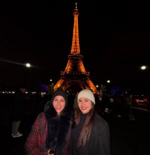 Yokasta Valle Instagram - 📍 París, Francia 🇫🇷

“Dicen que París es la ciudad del amor, pero también es una ciudad que inspira sueños y logros. Estar frente a la majestuosa Torre Eiffel un sueño de nuestra madre nos recuerda que todo es posible cuando trabajas duro y crees en ti mismo. 💪✨
Quién más sueña con visitar este lugar? Déjanos tus lugares favoritos en los comentarios para nuestra próxima aventura.”

#torreeiffel #francia #hermanasvalle #viajaresvivir #sueñosengrande