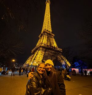 Yokasta Valle Instagram - 📍 París, Francia 🇫🇷

“Dicen que París es la ciudad del amor, pero también es una ciudad que inspira sueños y logros. Estar frente a la majestuosa Torre Eiffel un sueño de nuestra madre nos recuerda que todo es posible cuando trabajas duro y crees en ti mismo. 💪✨
Quién más sueña con visitar este lugar? Déjanos tus lugares favoritos en los comentarios para nuestra próxima aventura.”

#torreeiffel #francia #hermanasvalle #viajaresvivir #sueñosengrande