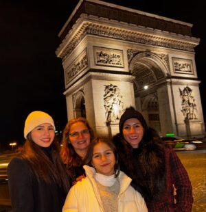 Yokasta Valle Instagram - 📍 París, Francia 🇫🇷

“Dicen que París es la ciudad del amor, pero también es una ciudad que inspira sueños y logros. Estar frente a la majestuosa Torre Eiffel un sueño de nuestra madre nos recuerda que todo es posible cuando trabajas duro y crees en ti mismo. 💪✨
Quién más sueña con visitar este lugar? Déjanos tus lugares favoritos en los comentarios para nuestra próxima aventura.”

#torreeiffel #francia #hermanasvalle #viajaresvivir #sueñosengrande