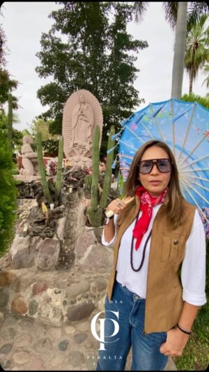 Yolanda Andrade Instagram - “A la Virgen de Guadalupe le agradezco todos los días… es mi madre”: Yolanda Andrade.

#TBT Visita de @yolandaamor el pasado 9 de marzo a #Mocorito , donde grabó contenido para @yosoysinaloa .
.
.
#yolandaandrade #VirgenDeGuadalupe #Sinaloa #YoSoySinaloa #ClaudiaPeralta #VirgeMorena #Guadalupana