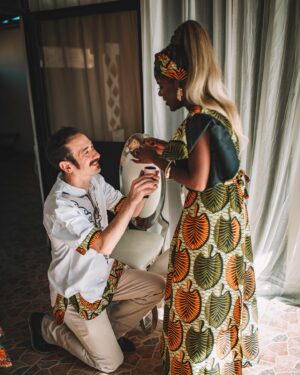 Yolanda Tati Instagram - ME CONSEGUIRAM: HÁ 5 ANOS! 💍🇦🇴 Num dia como hoje, viemos a Luanda para o nosso Casamento Tradicional… O NOSSO ALAMBAMENTO! 🥹🥂🌴

Foi emocionante ver a casa dos meus avós encher-se de familiares e amigos para conhecer e abençoar, à luz da nossa cultura e tradição, aquele que escolhi como companheiro de vida e marido. Foi neste dia que me senti CASADA. Parabéns a Nós, Amore Mio ❤️♾️ São as nossas BODAS DE FERRO. E é tão especial estarmos em Angola, novamente, para celebrá-las…

Quem já nos acompanhava nesta altura????

#YolaLovesMarco #MoambaComPizza #Casamento #Casal #TheTatiTurco #Familia 🎞️: @jessartes @kim_praiise