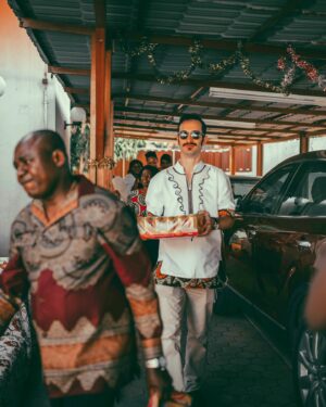 Yolanda Tati Instagram - ME CONSEGUIRAM: HÁ 5 ANOS! 💍🇦🇴 Num dia como hoje, viemos a Luanda para o nosso Casamento Tradicional… O NOSSO ALAMBAMENTO! 🥹🥂🌴

Foi emocionante ver a casa dos meus avós encher-se de familiares e amigos para conhecer e abençoar, à luz da nossa cultura e tradição, aquele que escolhi como companheiro de vida e marido. Foi neste dia que me senti CASADA. Parabéns a Nós, Amore Mio ❤️♾️ São as nossas BODAS DE FERRO. E é tão especial estarmos em Angola, novamente, para celebrá-las…

Quem já nos acompanhava nesta altura????

#YolaLovesMarco #MoambaComPizza #Casamento #Casal #TheTatiTurco #Familia 🎞️: @jessartes @kim_praiise