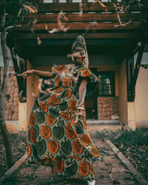 Yolanda Tati Instagram - ME CONSEGUIRAM: HÁ 5 ANOS! 💍🇦🇴 Num dia como hoje, viemos a Luanda para o nosso Casamento Tradicional… O NOSSO ALAMBAMENTO! 🥹🥂🌴

Foi emocionante ver a casa dos meus avós encher-se de familiares e amigos para conhecer e abençoar, à luz da nossa cultura e tradição, aquele que escolhi como companheiro de vida e marido. Foi neste dia que me senti CASADA. Parabéns a Nós, Amore Mio ❤️♾️ São as nossas BODAS DE FERRO. E é tão especial estarmos em Angola, novamente, para celebrá-las…

Quem já nos acompanhava nesta altura????

#YolaLovesMarco #MoambaComPizza #Casamento #Casal #TheTatiTurco #Familia 🎞️: @jessartes @kim_praiise