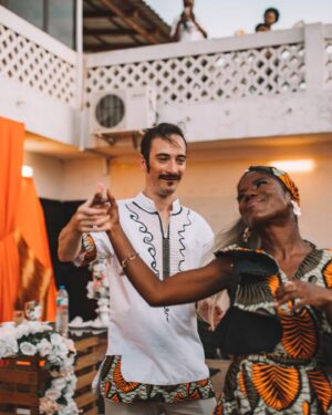 Yolanda Tati Instagram - ME CONSEGUIRAM: HÁ 5 ANOS! 💍🇦🇴 Num dia como hoje, viemos a Luanda para o nosso Casamento Tradicional… O NOSSO ALAMBAMENTO! 🥹🥂🌴

Foi emocionante ver a casa dos meus avós encher-se de familiares e amigos para conhecer e abençoar, à luz da nossa cultura e tradição, aquele que escolhi como companheiro de vida e marido. Foi neste dia que me senti CASADA. Parabéns a Nós, Amore Mio ❤️♾️ São as nossas BODAS DE FERRO. E é tão especial estarmos em Angola, novamente, para celebrá-las…

Quem já nos acompanhava nesta altura????

#YolaLovesMarco #MoambaComPizza #Casamento #Casal #TheTatiTurco #Familia 🎞️: @jessartes @kim_praiise