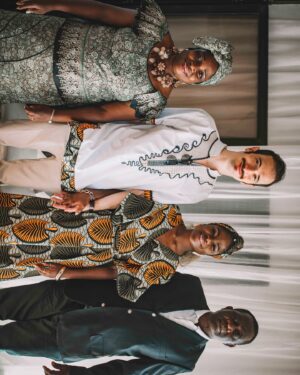 Yolanda Tati Instagram - ME CONSEGUIRAM: HÁ 5 ANOS! 💍🇦🇴 Num dia como hoje, viemos a Luanda para o nosso Casamento Tradicional… O NOSSO ALAMBAMENTO! 🥹🥂🌴

Foi emocionante ver a casa dos meus avós encher-se de familiares e amigos para conhecer e abençoar, à luz da nossa cultura e tradição, aquele que escolhi como companheiro de vida e marido. Foi neste dia que me senti CASADA. Parabéns a Nós, Amore Mio ❤️♾️ São as nossas BODAS DE FERRO. E é tão especial estarmos em Angola, novamente, para celebrá-las…

Quem já nos acompanhava nesta altura????

#YolaLovesMarco #MoambaComPizza #Casamento #Casal #TheTatiTurco #Familia 🎞️: @jessartes @kim_praiise