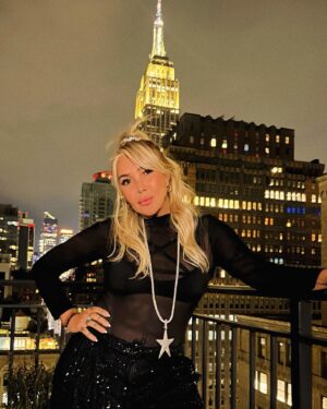 Yonca Evcimik Instagram - New York’da sevenlerimizle çok güzel bir gece yaşadık bu akşam. Tüm şarkıları hep bir ağızdan ezbere söylemek ve sizlerle buluşmak çok keyifliydi ❤️🍀 Bana iyi geceler.. size güzel bir pazar günü 😘🍀 #nyc #newyork