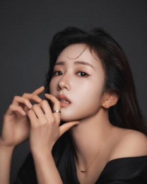 Yoon Bo-mi Instagram - 🤍🖤
