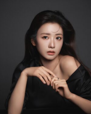 Yoon Bo-mi Instagram - 🤍🖤