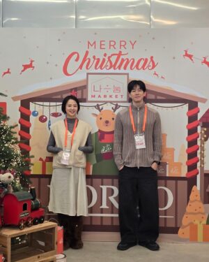Yoon Seung-ah Instagram - .
매년 연말마다 기부 프로젝트로 꿈틀거리는 저를 위해 함께하고 응원해준 @m00ut 그리고 마켓의 시작을 함께 해주신 @yeojunyoung 이번 마켓에서 최고의 지원군이 되어준 저의 소속사  @praintpc_official  그리고 @prainglobal_client  @prain_villa 너무 감사드려요. 그리고 무엇보다 추운날 방문해주신 모든 분들 🎄

그리고 마지막으로 매년 함께 해주는 사랑하는 어벤져스 자원봉사자분들, 미흡한 음향상태에서 천상의 목소리를 들려준 @dahaehaha , 흔쾌히 진행을 맡아주신 이준배우님 !

모두가 함께하고 나눈 마켓입니다.
감사합니다.

🤎팀승아로운 사랑해요🤎