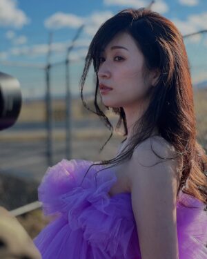 Yoshida Akari Instagram - 2024年が終わっちゃう😮！
.
写真振り返ってみると髪の毛コロコロ変わりすぎ🙃笑
そしてそれに合わせてメイクも色々やってました😂🩷
変化を楽しんだ一年ですね😂笑
.
皆様はどんな一年でしたか？🥰
.
私はこれまで仕事第一！プライベートはそんないりません！
くらいに思って14年間このお仕事を
続けてきたけど、今年は結婚して家族や友達も増えたりと
今までで1番プライベートな時間も過ごさせてもらった
そんな一年でした🍒
.
今まで仕事ばっかで取れなかった
両親との時間も増えて、結婚式もできて
やっと自分の家族にたくさん支えてもらった
この14年間の恩返しが出来た気がします🤍
.
そんな中ありがたいことにお仕事も変わらず、
たくさんのチャンスを頂けて
自分の年齢も上がってきて、20代前半とは
また少しお仕事の内容も変わってきてこれまでとまた
違ったステージに立ち始めたような気がします。
.
自分の変化に自分がついていけなくなったり
たくさん悩んだ一年でもありましたが
なんだかようやく抜けれそうで
いろいろ準備してきたことも来年には発表出来そうで
2025年を迎えるのにとってもワクワクしています🩷
.
2024年もファンの皆様に本当に支えていただき
たくさんパワーをいただきました！
いつもたくさんの応援本当にありがとうございます🥰❤️
.
2025年も大好きなモノづくりと美容クリエイターを軸に
タレント、モデル活動ももっと幅を広げられるように
そして皆様に毎日に少しの自信や笑顔を届けられるように
努力して参りますので変わらず応援していただけると
嬉しいです🩷
.
よいお年をお迎えください💖