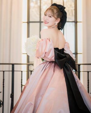 Yoshida Akari Instagram - 2024年が終わっちゃう😮！
.
写真振り返ってみると髪の毛コロコロ変わりすぎ🙃笑
そしてそれに合わせてメイクも色々やってました😂🩷
変化を楽しんだ一年ですね😂笑
.
皆様はどんな一年でしたか？🥰
.
私はこれまで仕事第一！プライベートはそんないりません！
くらいに思って14年間このお仕事を
続けてきたけど、今年は結婚して家族や友達も増えたりと
今までで1番プライベートな時間も過ごさせてもらった
そんな一年でした🍒
.
今まで仕事ばっかで取れなかった
両親との時間も増えて、結婚式もできて
やっと自分の家族にたくさん支えてもらった
この14年間の恩返しが出来た気がします🤍
.
そんな中ありがたいことにお仕事も変わらず、
たくさんのチャンスを頂けて
自分の年齢も上がってきて、20代前半とは
また少しお仕事の内容も変わってきてこれまでとまた
違ったステージに立ち始めたような気がします。
.
自分の変化に自分がついていけなくなったり
たくさん悩んだ一年でもありましたが
なんだかようやく抜けれそうで
いろいろ準備してきたことも来年には発表出来そうで
2025年を迎えるのにとってもワクワクしています🩷
.
2024年もファンの皆様に本当に支えていただき
たくさんパワーをいただきました！
いつもたくさんの応援本当にありがとうございます🥰❤️
.
2025年も大好きなモノづくりと美容クリエイターを軸に
タレント、モデル活動ももっと幅を広げられるように
そして皆様に毎日に少しの自信や笑顔を届けられるように
努力して参りますので変わらず応援していただけると
嬉しいです🩷
.
よいお年をお迎えください💖