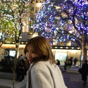 Yoshida Akari Instagram - 大阪もイルミネーション綺麗だよ〜🎄
急に寒くなってきたし
風邪はインフル流行ってるみたいなので
みんな温かくするんだぞ〜🙆‍♂️❤️