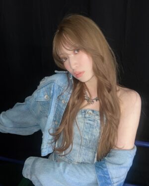 Yoshida Akari Instagram - 2024年が終わっちゃう😮！
.
写真振り返ってみると髪の毛コロコロ変わりすぎ🙃笑
そしてそれに合わせてメイクも色々やってました😂🩷
変化を楽しんだ一年ですね😂笑
.
皆様はどんな一年でしたか？🥰
.
私はこれまで仕事第一！プライベートはそんないりません！
くらいに思って14年間このお仕事を
続けてきたけど、今年は結婚して家族や友達も増えたりと
今までで1番プライベートな時間も過ごさせてもらった
そんな一年でした🍒
.
今まで仕事ばっかで取れなかった
両親との時間も増えて、結婚式もできて
やっと自分の家族にたくさん支えてもらった
この14年間の恩返しが出来た気がします🤍
.
そんな中ありがたいことにお仕事も変わらず、
たくさんのチャンスを頂けて
自分の年齢も上がってきて、20代前半とは
また少しお仕事の内容も変わってきてこれまでとまた
違ったステージに立ち始めたような気がします。
.
自分の変化に自分がついていけなくなったり
たくさん悩んだ一年でもありましたが
なんだかようやく抜けれそうで
いろいろ準備してきたことも来年には発表出来そうで
2025年を迎えるのにとってもワクワクしています🩷
.
2024年もファンの皆様に本当に支えていただき
たくさんパワーをいただきました！
いつもたくさんの応援本当にありがとうございます🥰❤️
.
2025年も大好きなモノづくりと美容クリエイターを軸に
タレント、モデル活動ももっと幅を広げられるように
そして皆様に毎日に少しの自信や笑顔を届けられるように
努力して参りますので変わらず応援していただけると
嬉しいです🩷
.
よいお年をお迎えください💖